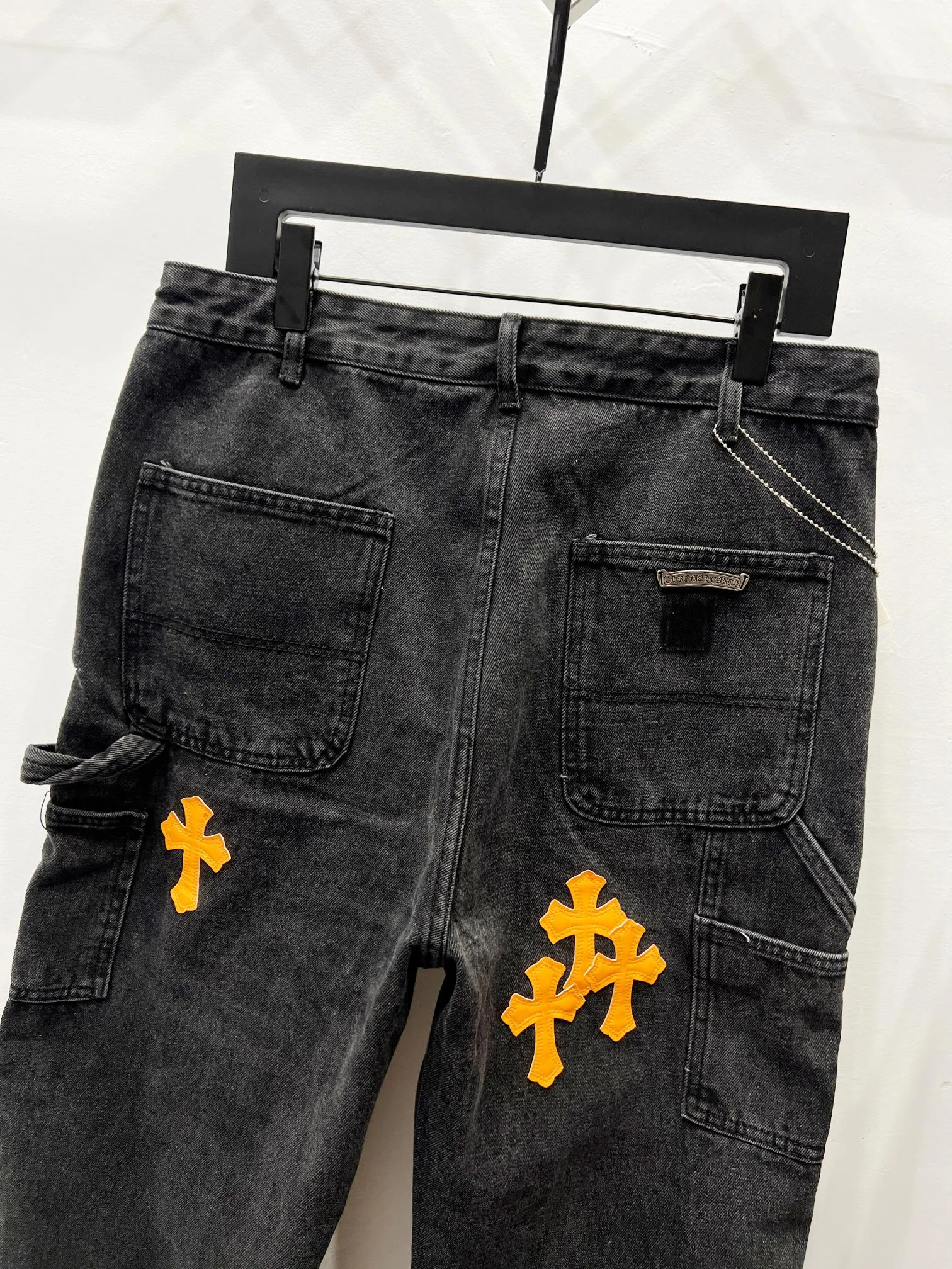 P270 Style No.: (K620) Chrome Hearts & Chrome Hearts 25FW CH workwear logging black and orange patchwork leather limited edition cow king jeans Chrome Hearts’ most popular color pants are made of beaded canvas fabric. Heavy washing makes the upper body of the fabric more textured and the pants are tall and straight! The three-dimensional cutting of the whole trousers is a masterpiece! The hardware is customized by zp. The beaded canvas fabric is thick and soft after being washed. It has good breathability. Customized small leather label. Unique design. The details are simple and elegant, and the workmanship is exquisite. The whole trousers are neatly routed and the details are in place! It’s so cool that both men and women can easily control the genderless trend!  Size: 30-32-34-36 Color: black